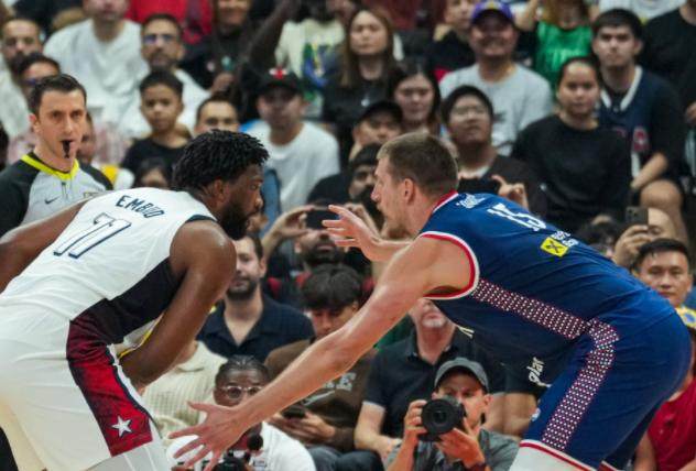 九游体育-美国男篮首发之争！恩比德引争议，浓眉比他更配？